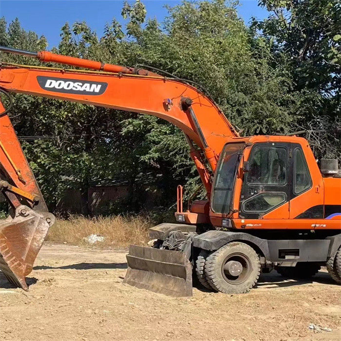 Low price 22 tons used Korean wheel excavator Doosan DX 210W-7 with lower working hours