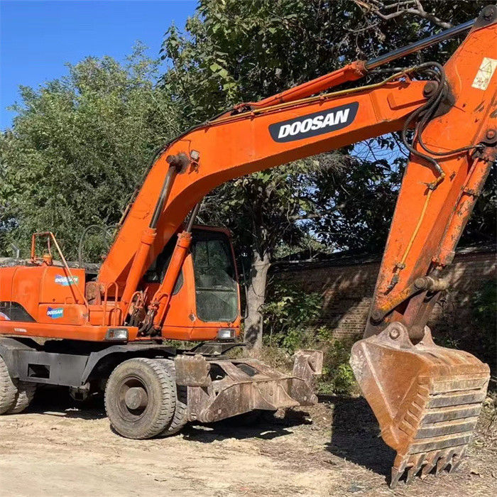 Low price 22 tons used Korean wheel excavator Doosan DX 210W-7 with lower working hours