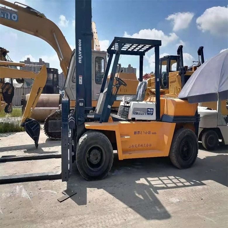 Second Hand Japan Made Komatsu FD70 Diesel Forklift with and 7000kg Loading Capacity