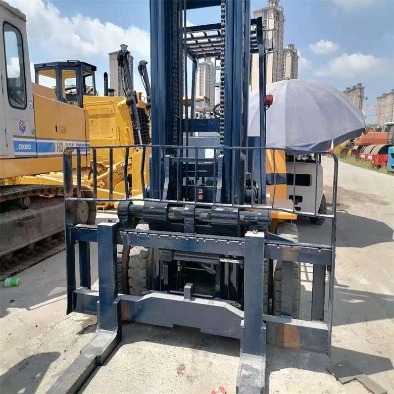 Second Hand Japan Made Komatsu FD70 Diesel Forklift with and 7000kg Loading Capacity