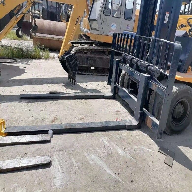 Second Hand Japan Made Komatsu FD70 Diesel Forklift with and 7000kg Loading Capacity