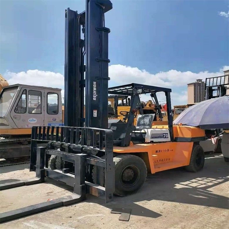 Second Hand Japan Made Komatsu FD70 Diesel Forklift with and 7000kg Loading Capacity
