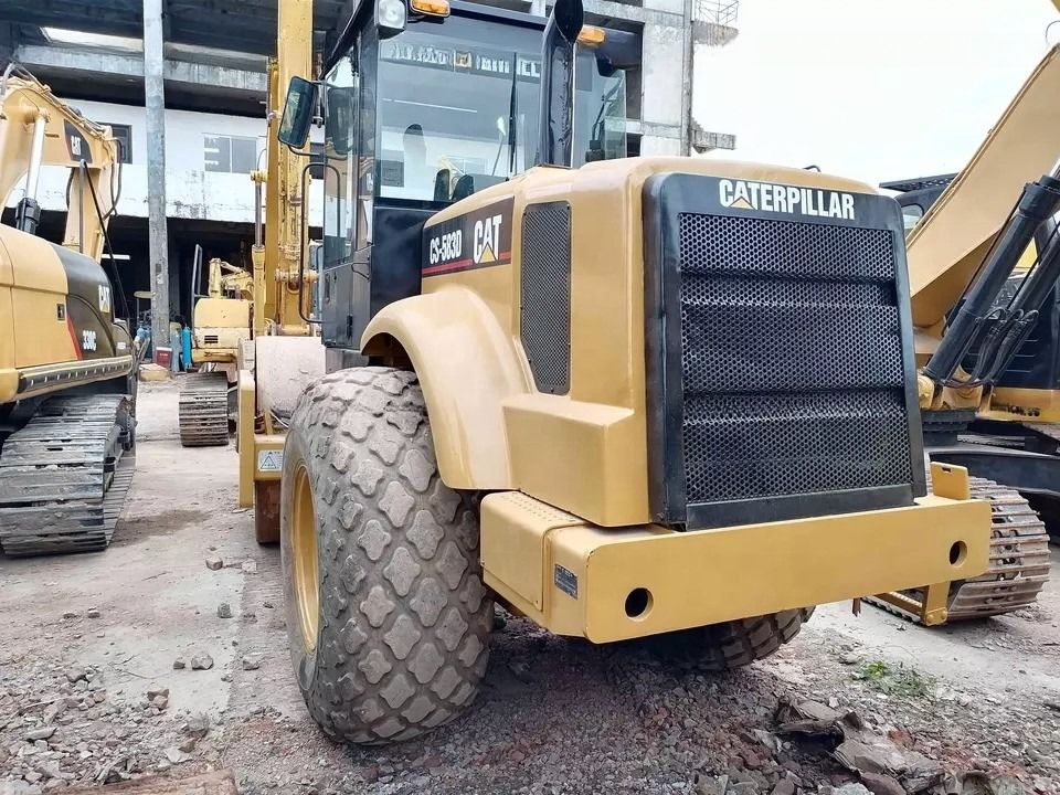 Good Condition CAT CS-583D Vibratory Single Drum Road Roller with Original Spare Parts