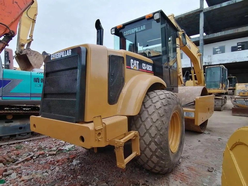 Good Condition CAT CS-583D Vibratory Single Drum Road Roller with Original Spare Parts