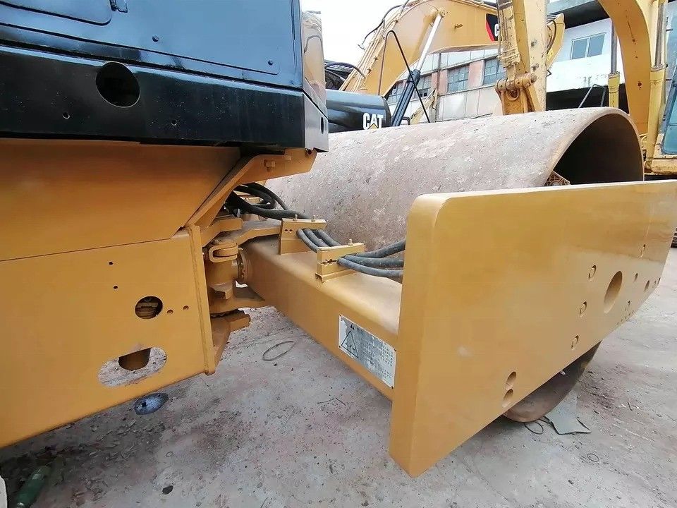 Good Condition CAT CS-583D Vibratory Single Drum Road Roller with Original Spare Parts