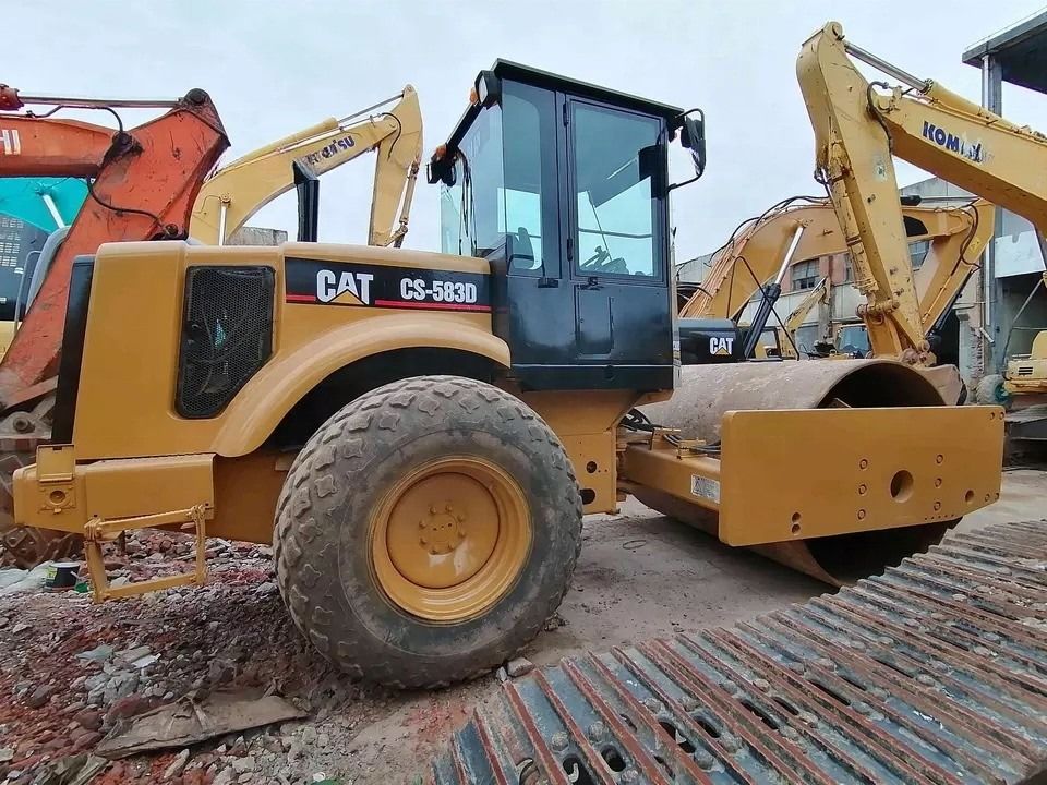Good Condition CAT CS-583D Vibratory Single Drum Road Roller with Original Spare Parts